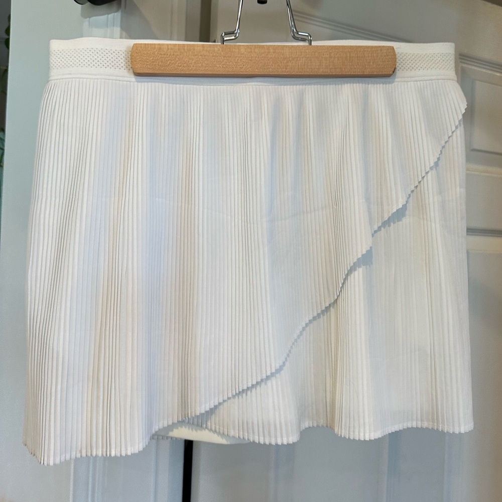 Wilson White Pleated Tennis Skirt with Built-In Shorts - Size L (Never Worn)